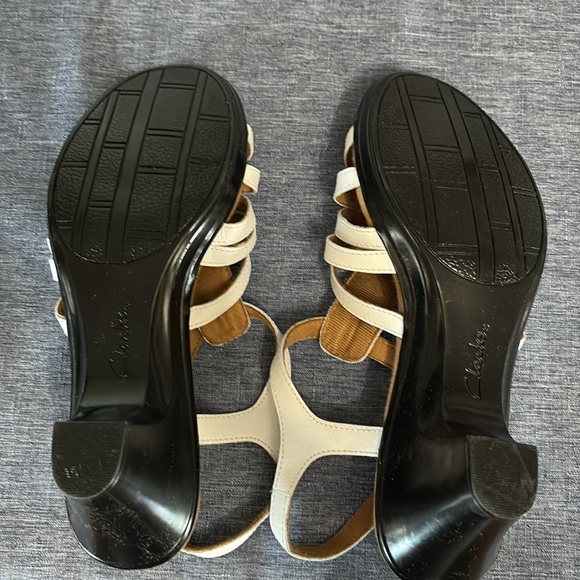 Clarks Leather White Sandals Open Toe Buckle Clasp 2” Heel US Womens Size 8 - Picture 5 of 5